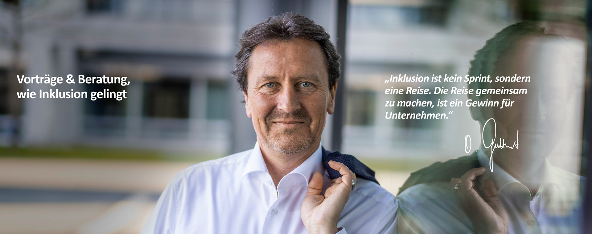 Man sieht den Kopf eines Mannes um die 50, der den Betrachtenden offen anschaut. Die Haare sind braun mit leichten grauen Strähnen, er hat einen Dreitagebart, lächelt und trägt ein hellblaues Hemd. Darüber steht sein Name „Olaf Guttzeit“ und darunter „Vorträge & Beratung, wie Inklusion gelingt“. Rechts neben seinem Bild steht ein Zitat: „Inklusion ist kein Sprint, sondern eine Reise. Die Reise gemeinsam zu machen, ist ein Gewinn für Unternehmen.