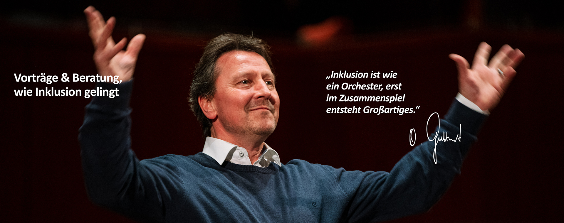 Olaf Guttzeit steht mit dirigierenden Händen leicht im Profil. Er trägt ein weißes Hemd unter einem blauen Pullover. Daneben steht folgendes Zitat: „Inklusion ist wie ein Orchester. Erst im Zusammenspiel entsteht etwas Großartiges.